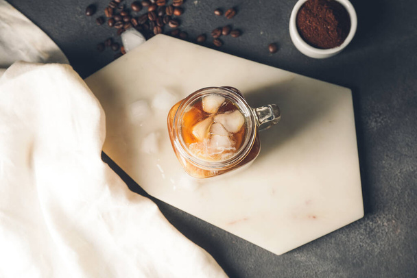 Βάζο Mason με κρύο καφέ και γάλα σε γκρι τραπέζι - Φωτογραφία, εικόνα