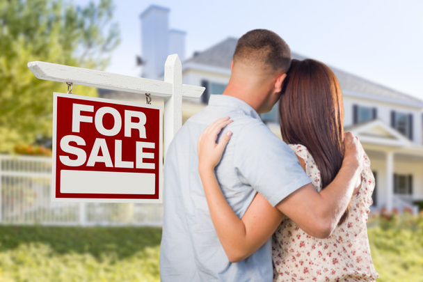 Продажа Знак Недвижимости, военная пара глядя на дом
 - Фото, изображение
