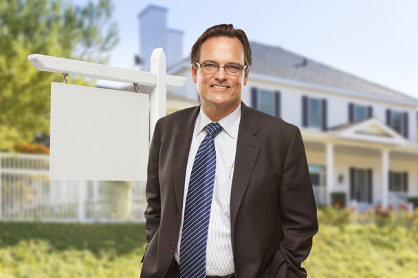 masculino agente imobiliário na frente de branco sinal e casa
 - Foto, Imagem