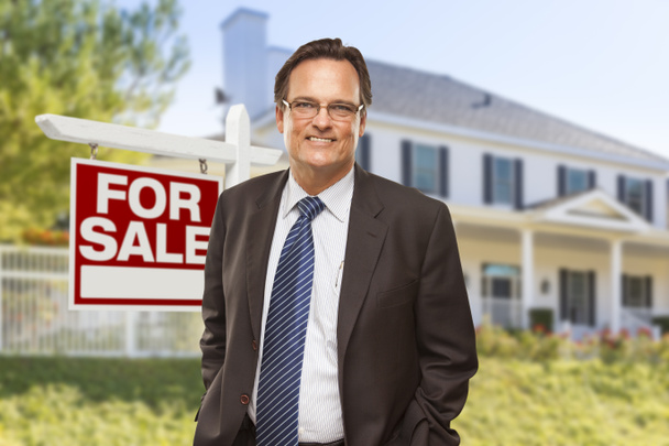 Agent immobilier en face de signe à vendre, maison
 - Photo, image
