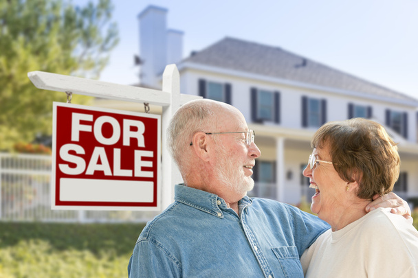 売却の記号と家のための幸せな先輩カップル前面 - 写真・画像