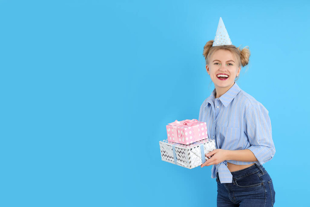 Concetto di Buon Compleanno con attraente ragazza su sfondo blu - Foto, immagini