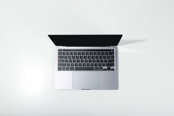 Открытый ноутбук на белом фоне, вид сверху - Фото, изображение