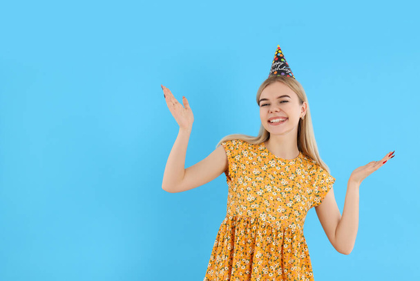 Concept van Happy Birthday met aantrekkelijk meisje op blauwe achtergrond - Foto, afbeelding