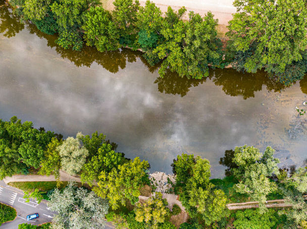 Луары рек рядом Туры видны сверху, летний вид с облаками отражения на воде и зеленые листья, Луары долины, Франция - Фото, изображение