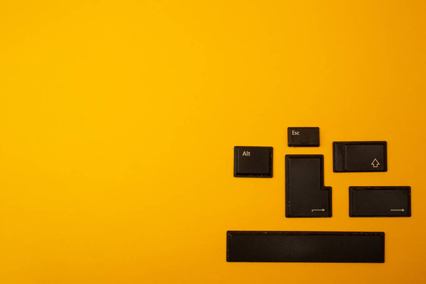 Κουμπιά από έναν υπολογιστή σε κίτρινο φόντο - Φωτογραφία, εικόνα