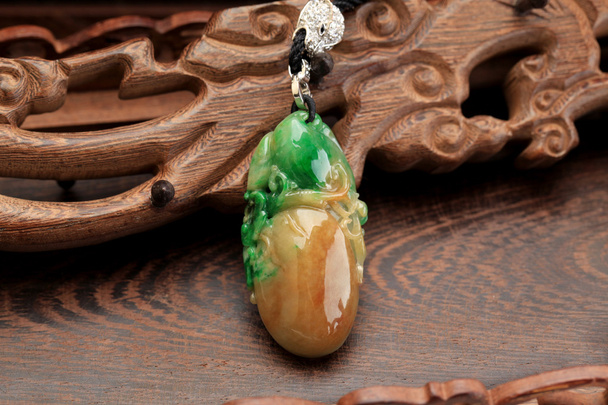 pingente de jade com características chinesas
 - Foto, Imagem