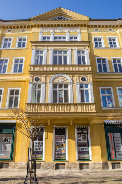 Shop in a colorful yellow building in Aschersleben, Germany - Foto, Imagen