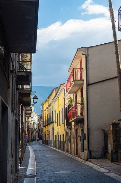 Smalle historische (middeleeuwse) straatjes van een klein stadje in Zuid-Italië. Oude stenen huizen, houten ramen en deuren, geplaveide weg. Europese vakanties, stadswandelingen - Foto, afbeelding