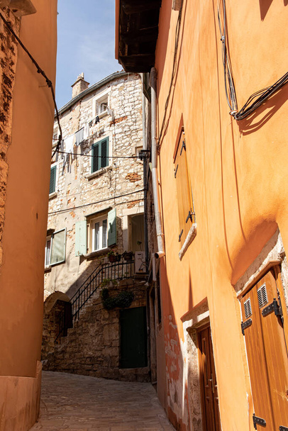 Rovinj Croacia mayo 2, 2022 Istria peninsula. Arquitectura de la ciudad. Calles estrechas en un día soleado. - Foto, imagen