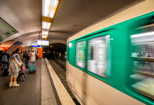 Metro trem acelerando
 - Foto, Imagem