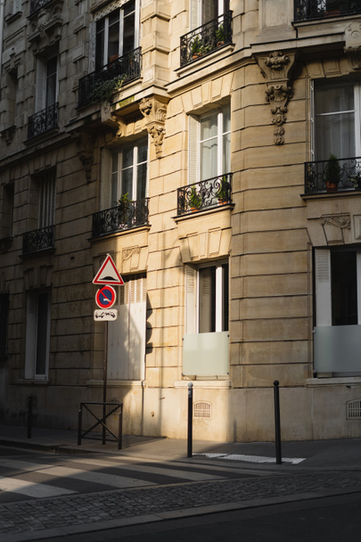 nincs parkoló tábla közelében ókori francia épület erkéllyel  - Fotó, kép
