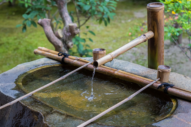 Bambusz cső, a víz merítőkanál a Kiotói Kennin-ji Temple - Fotó, kép