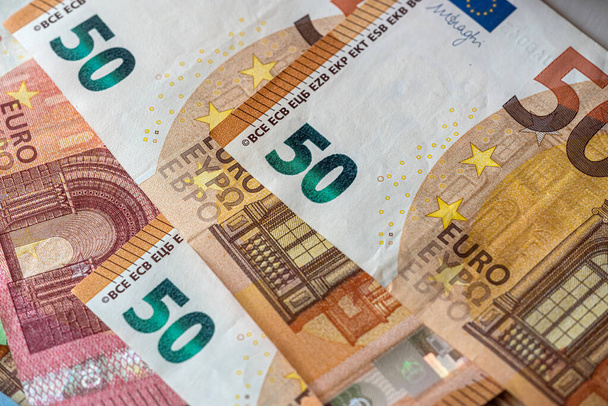 Billets en euros lumineux, économiques. fond d'argent - Photo, image