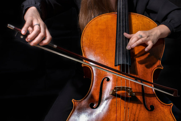 Schöne Cellistin spielt Sonate - Foto, Bild