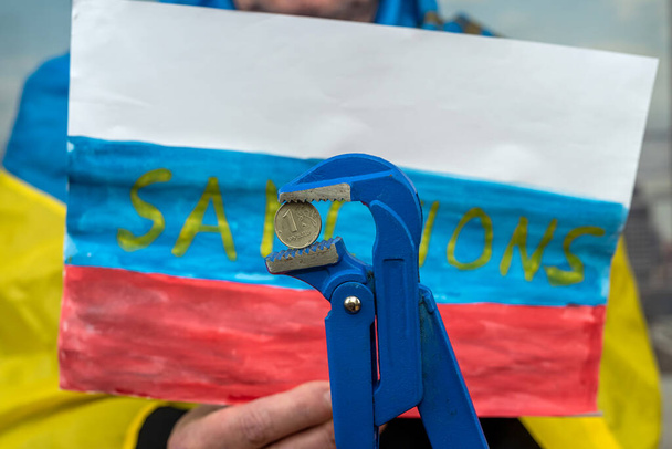 DEPRECIACIÓN ECONÓMICA RUSA. protesta en todo el mundo por los santianos contra el estado terrorista de Rusia - Foto, imagen