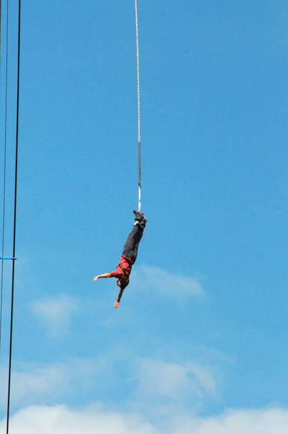 skoki na bungee, skoki z dużej wysokości z elastycznym sznurkiem - Zdjęcie, obraz