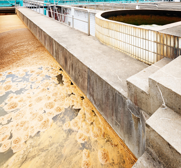 Moderne stedelijke afvalwaterzuiveringsinstallatie - Foto, afbeelding