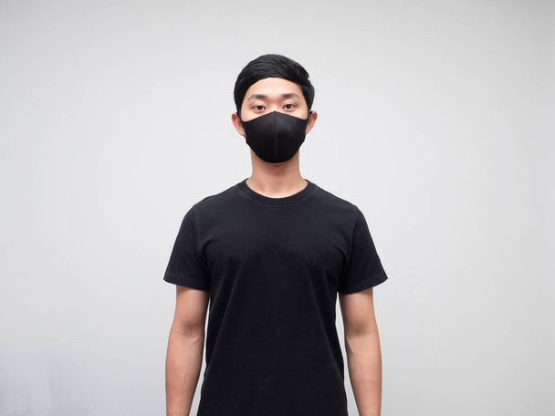 男性黒シャツ保護マスク肖像白の背景 - 写真・画像