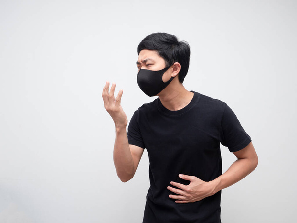 Hombre enfermo con la máscara de la tos camisa negro en el espacio aislado blanco - Foto, Imagen
