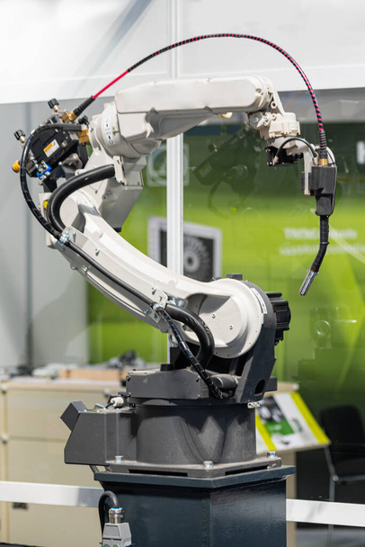 Système robotique de soudage par bras dans une usine de fabrication - Photo, image