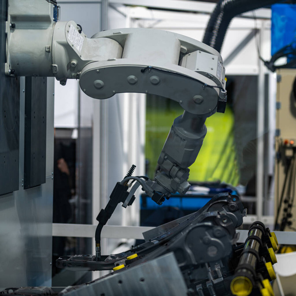 製造工場におけるロボットアーム溶接システム - 写真・画像