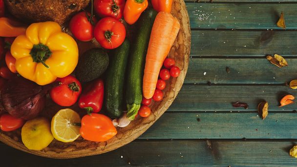新鮮な有機果物や野菜の食べ物を持つ野菜。健康的な食事素朴な農家スタイル自家製パン赤ヒマラヤ塩 - 写真・画像