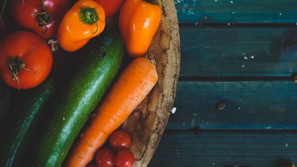 légumes avec des fruits et légumes frais biologiques. régime alimentaire sain rustique style ferme pain maison rouge sel himalayen - Photo, image