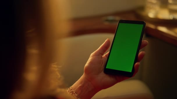 A nő zöld képernyős mobilt lop a gépen. Kézfogás okostelefon közelkép. Ismeretlen középkorú felhasználó ellenőrizze hírek takarmány böngészés közösségi média. Luxus hölgy zöld eszközt használ üzleti úton - Felvétel, videó