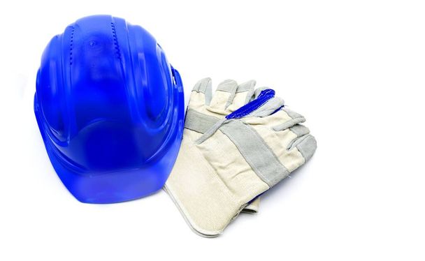 Mavi güvenlik kaskı ve iş eldivenleri. İkisi de beyaz arka planda izole edilmiş, iş güvenliği kavramı. - Fotoğraf, Görsel