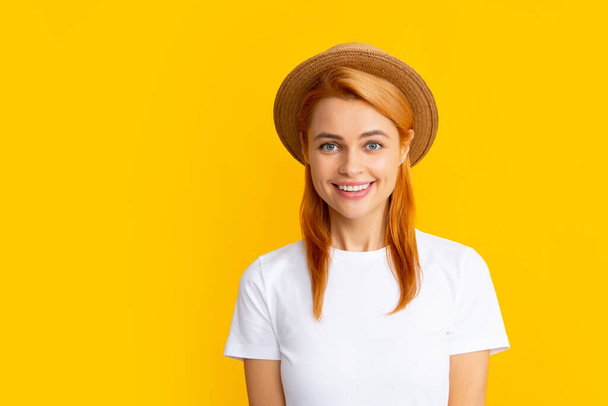 Joyeux heureux femme élégante posant au studio fond jaune, portant un chapeau de paille. portrait de fille d'été - Photo, image
