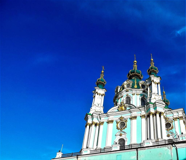 Ukrayna, Kyiv 'deki St. Andrew Kilisesi' nin manzarası - Fotoğraf, Görsel