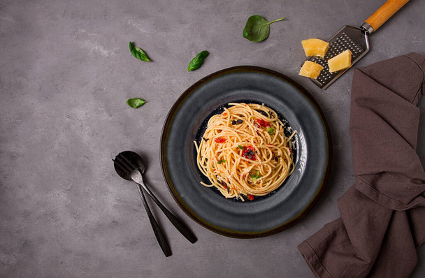 Pasta con salsa de tomate y queso, plato tradicional italiano, primer plano, sin personas, - Foto, Imagen