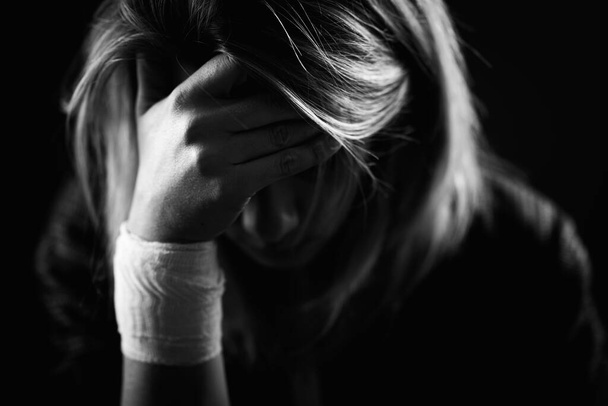 Πορτραίτο κατάθλιψης μιας καταθλιπτικής γυναίκας, που καλύπτει το πρόσωπο με χέρια   - Φωτογραφία, εικόνα