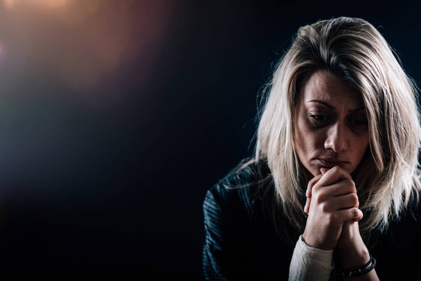 Depressie stoornis concept - close-up beeld van melancholische vrouwelijke gezicht - Foto, afbeelding