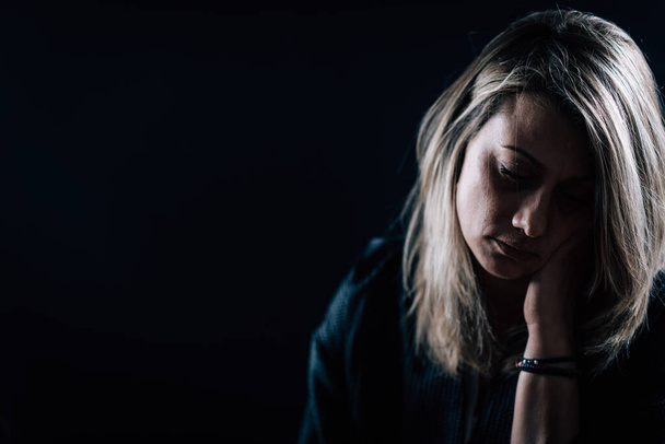 うつ病女性の暗い肖像,うつ病障害の概念 - 写真・画像