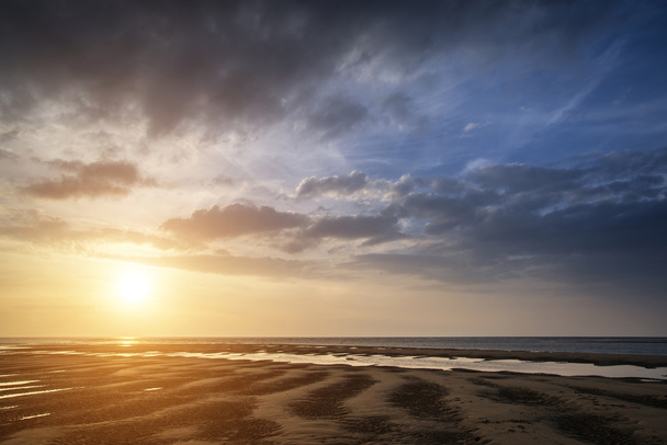 Hermosa puesta de sol de verano vibrante sobre el paisaje de playa dorada
 - Foto, Imagen