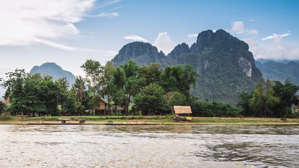 Peyzaj ve Vang Vieng, Laos dağda. - Fotoğraf, Görsel