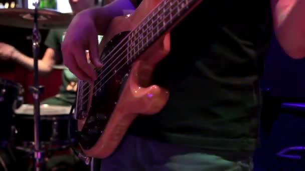 Bass-guitarist perform at a concert - Imágenes, Vídeo