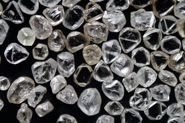 Sieraden rang natuurlijke ruwe diamanten kristal onder natuurlijk licht (foto gerelateerd aan fluorescentie gloeien ruwe diamant onder UV-licht)  - Foto, afbeelding