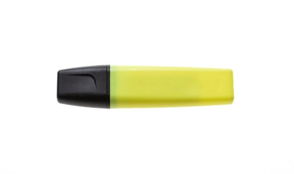 Zvýrazňovač žlutá značka izolované výřez na bílém pozadí. Pohled shora na fluorescenční pero s černým víčkem, označení textu, kancelářské potřeby - Fotografie, Obrázek