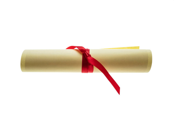 Rolagem de grau com fita vermelha recorte isolado no fundo branco. Folha de certificado de papel da faculdade, graduação da universidade, educação, conceito de estudos - Foto, Imagem
