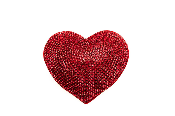 Coração isolado em branco. Cor vermelha rubi brilhante coração forma jóia. Aniversário de casamento, símbolo de amor, elemento de design. - Foto, Imagem
