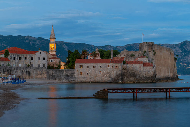 Az Óváros történelmi területe a montenegrói üdülőhely Budva az Adriai-tengeren - Fotó, kép