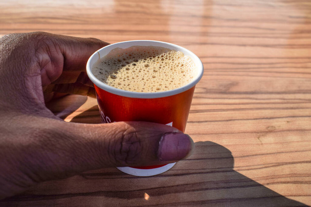 Femme holsing tasse chaude de café et boire à un café le jour tout en voyageant - Photo, image