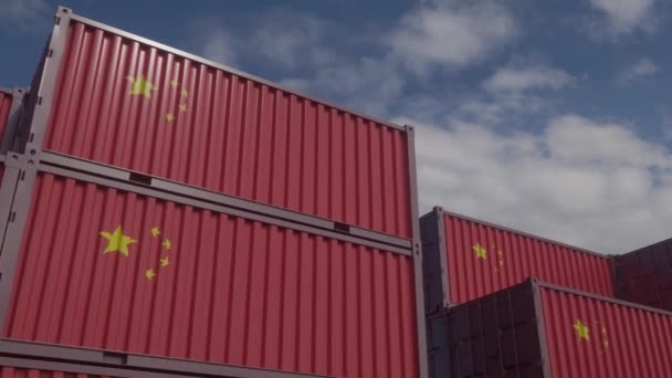 Los contenedores de bandera de China se encuentran en la terminal de contenedores. Concepto para el negocio chino de importación y exportación. - Metraje, vídeo