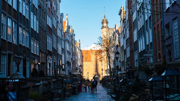 GDANSK, Lengyelország - május 25, 2022: Emberek a hosszú sikátorban a régi város Gdansk, Lengyelország. Gdansk lengyel Pomeránia történelmi fővárosa.. - Fotó, kép