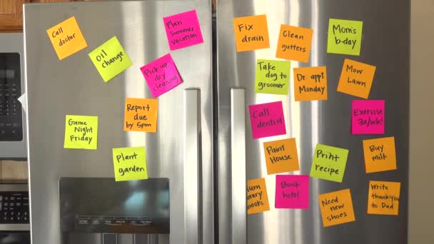 Réfrigérateur rempli de notes de rappel et de main Ajouter le temps prévu pour détendre Memo - Séquence, vidéo