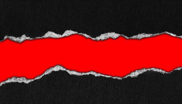 Dziura zgrywana w papierze na czerwonym tle - Zdjęcie, obraz