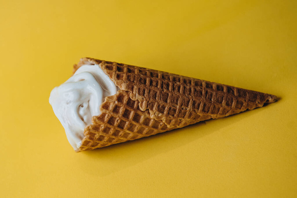  helado cono dulce brillante colorido comida - Foto, imagen
